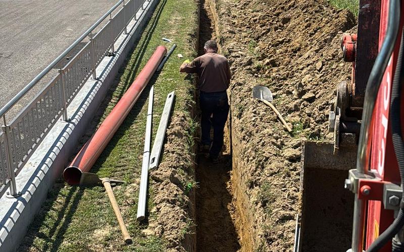 Strojno iskopan rov uz ogradu